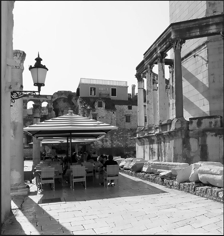 repos à l'ombre de la cathédrale et des ruines romaines à Zadar Croatie