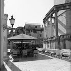 repos à l'ombre de la cathédrale et des ruines romaines à Zadar Croatie