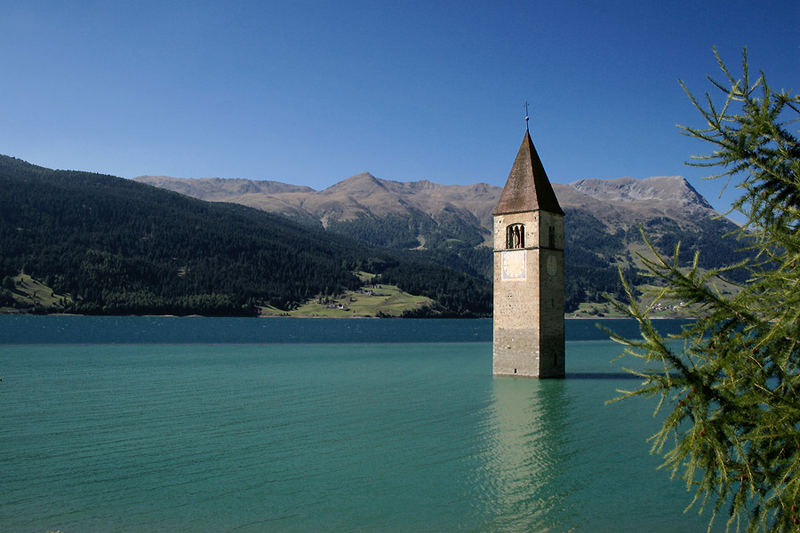 Reschensee im fruh Herbst