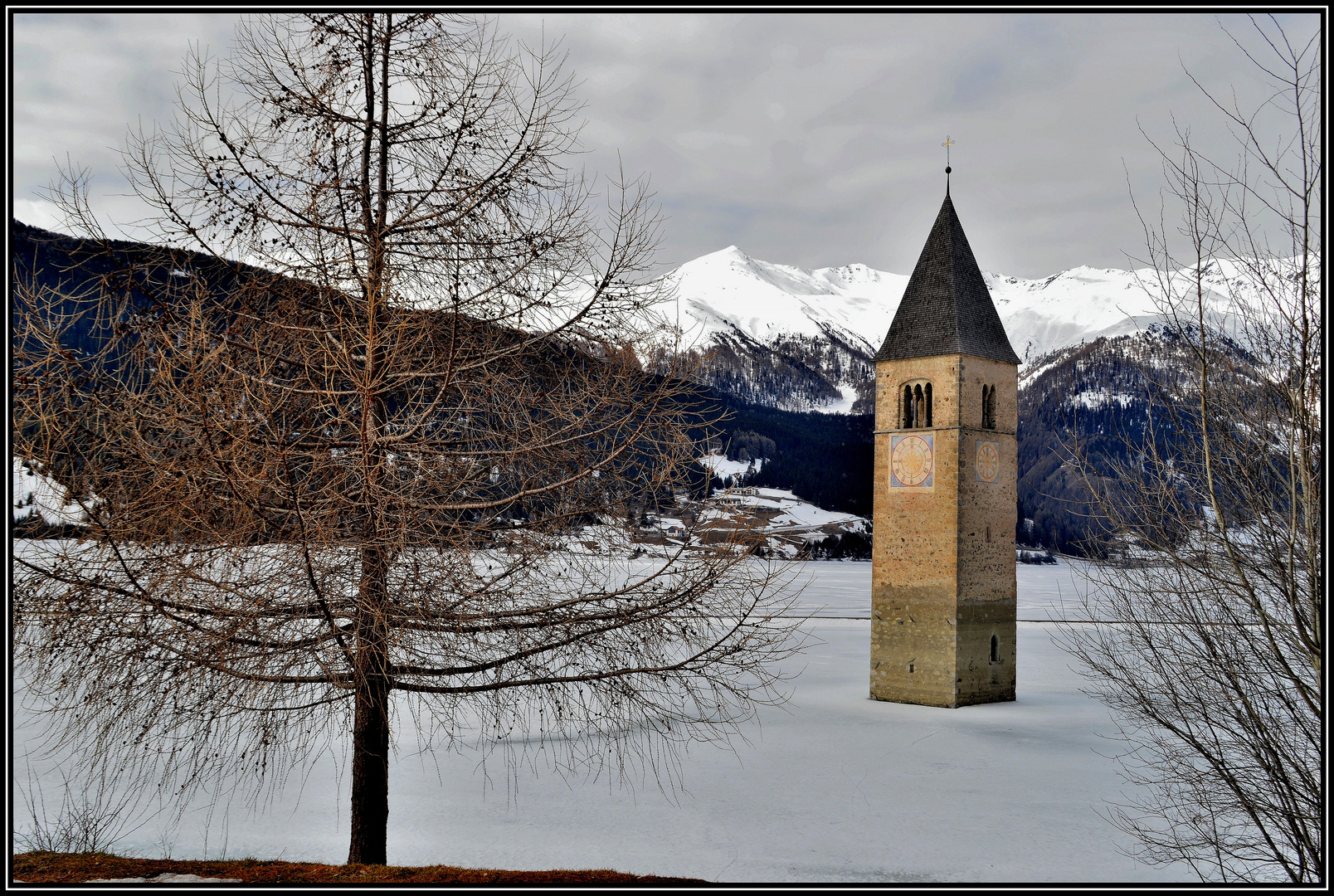 Reschensee mit dem Kirchturm ...