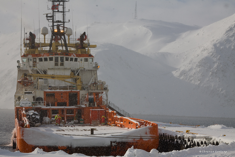 Rescue-Schiff im Hafen von Honigsvag