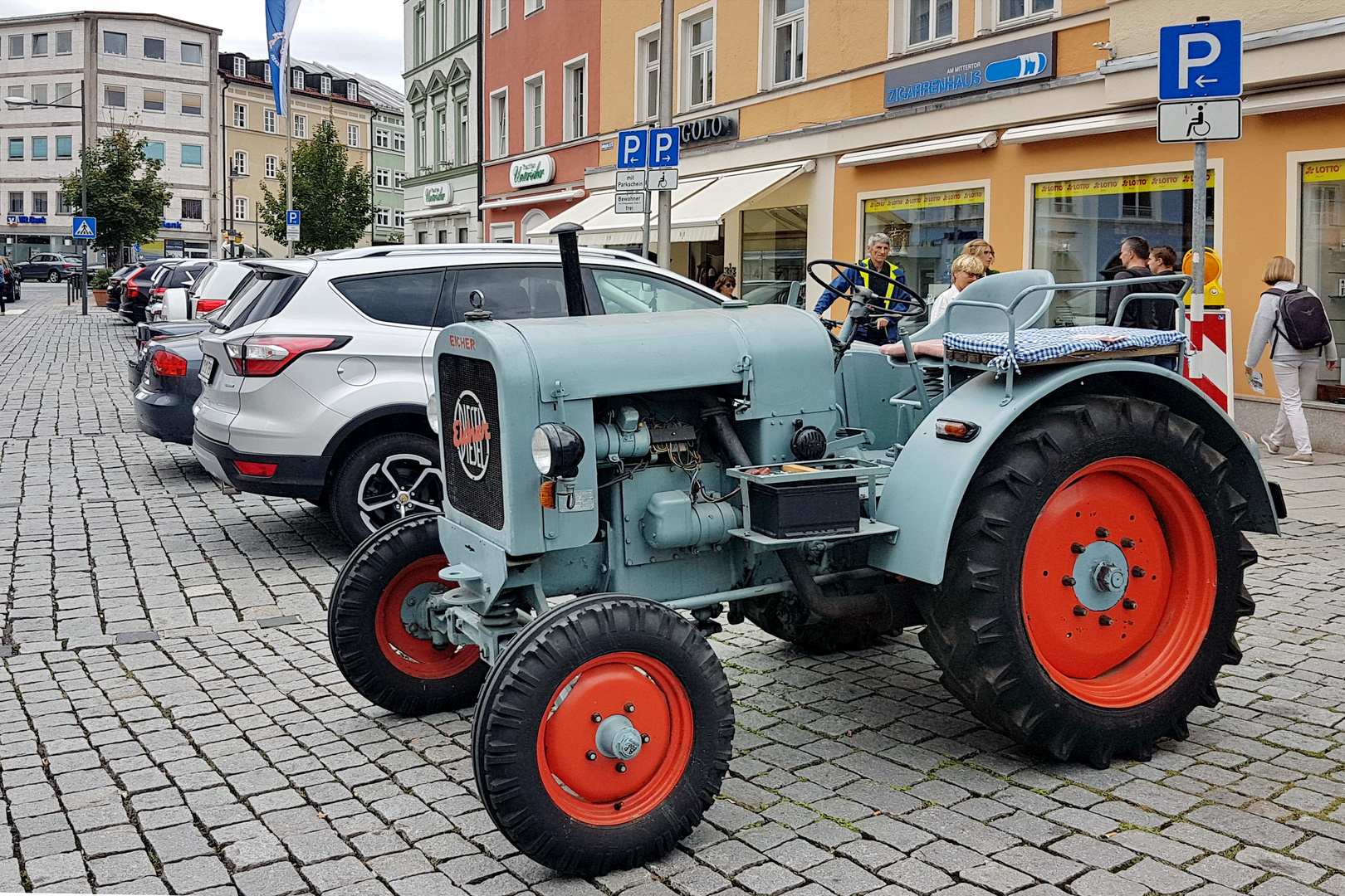 Resi, i hol' di mit mei'm Traktor ab