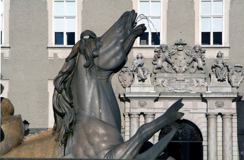 Residenzbrunnen (Detail mit Residenzportal)