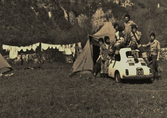 Resiutta- FRIULI - Volontari fiorentini nel maggio 1976 .