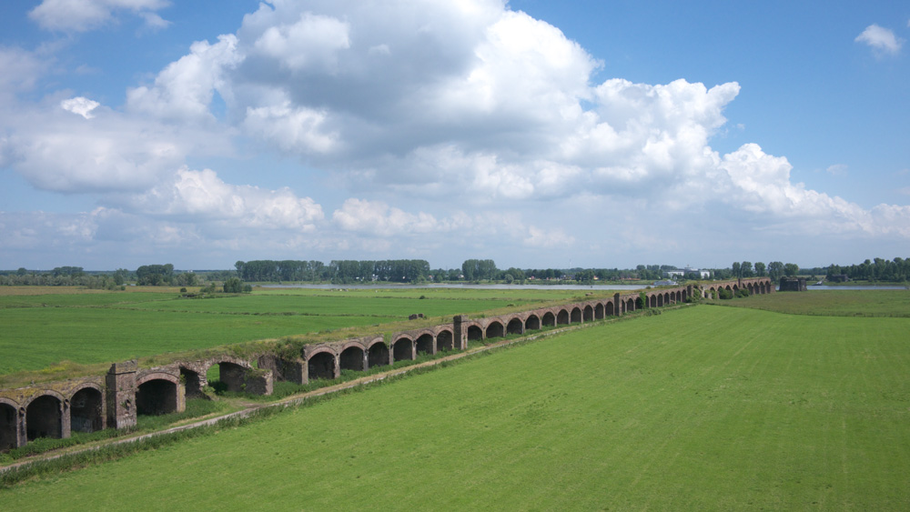 Rest der alten Eisenbahnbrücke bei Wesel