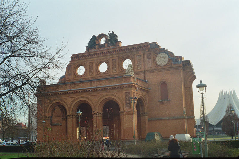 Rest des Anhalter Bahnhofs und Tempodrom