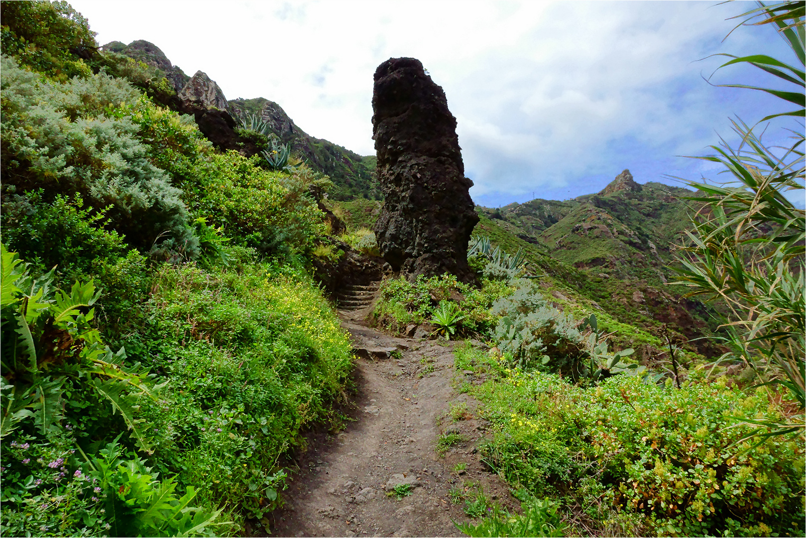 Rest eines Vulkanschlotes am Wanderweg