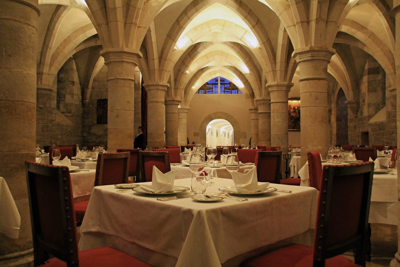 Restaurant im Gewölbekeller von Chateau Gilly