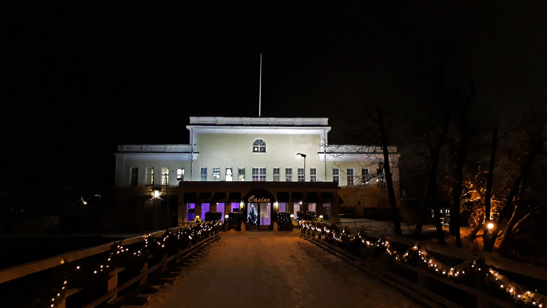 Restaurant Kulosaaren Casino in the evening