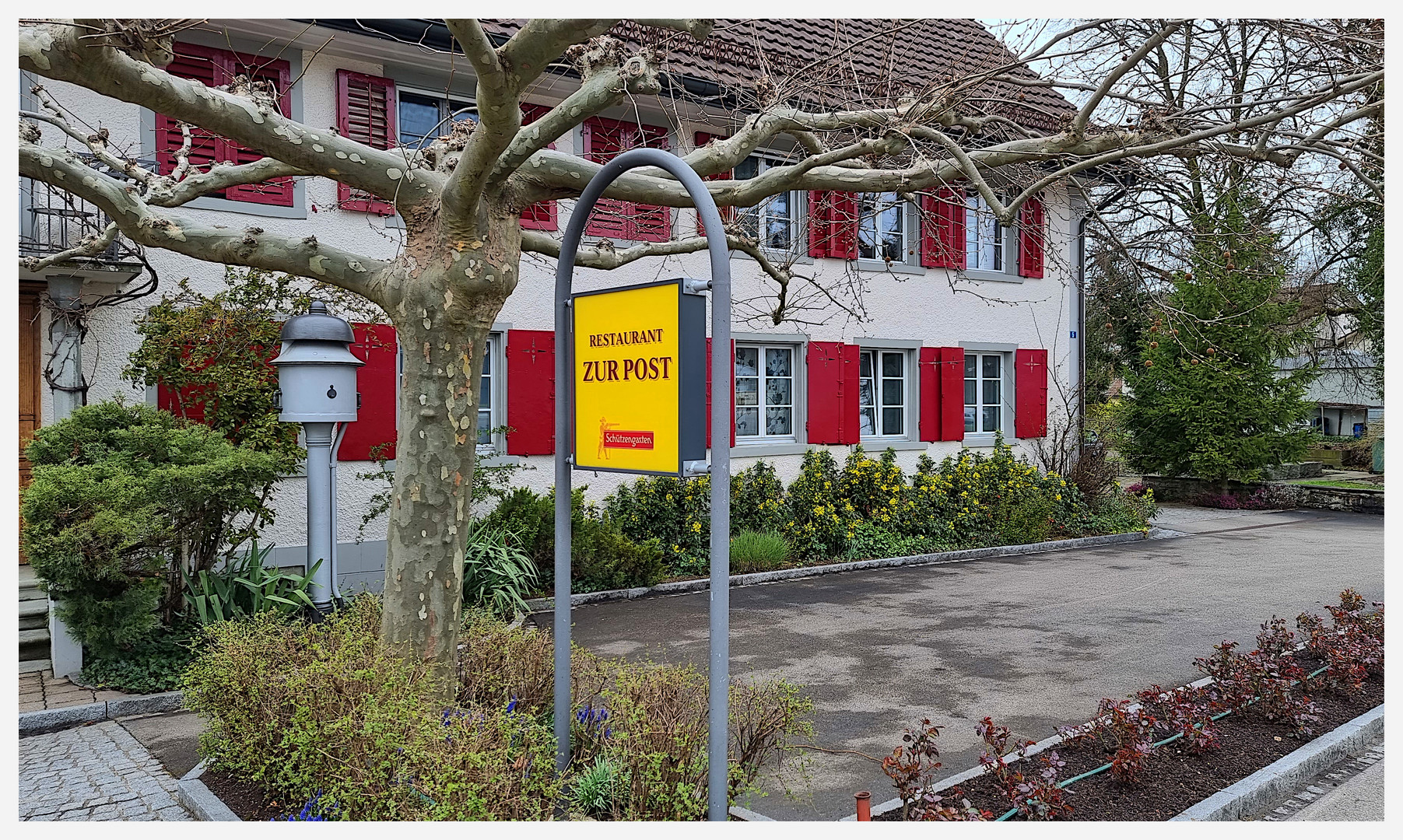 Restaurant zur Post, neben dem Bahnhof, deshalb Glocke