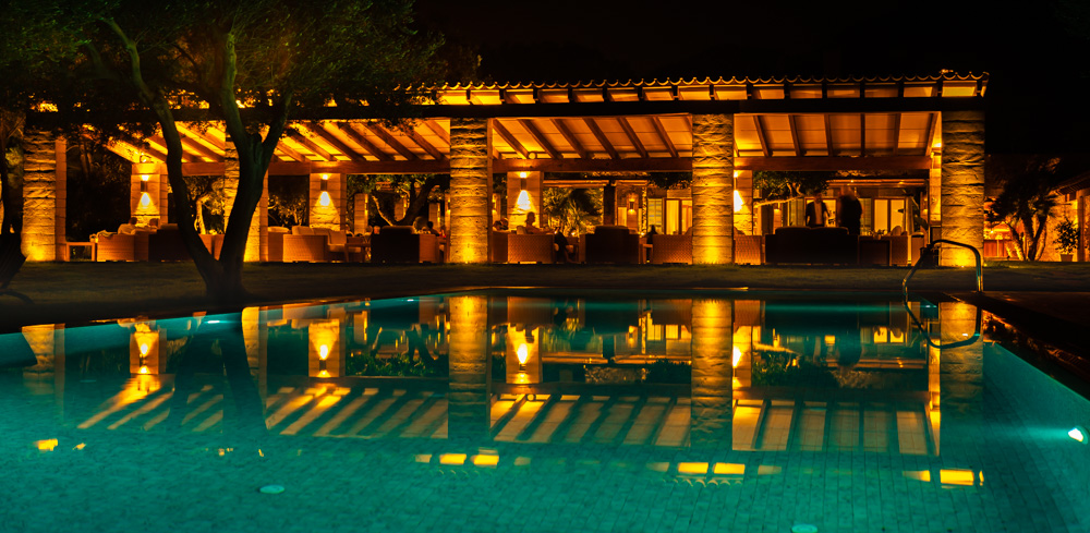 restaurante y piscina iluminados