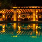 restaurante y piscina iluminados