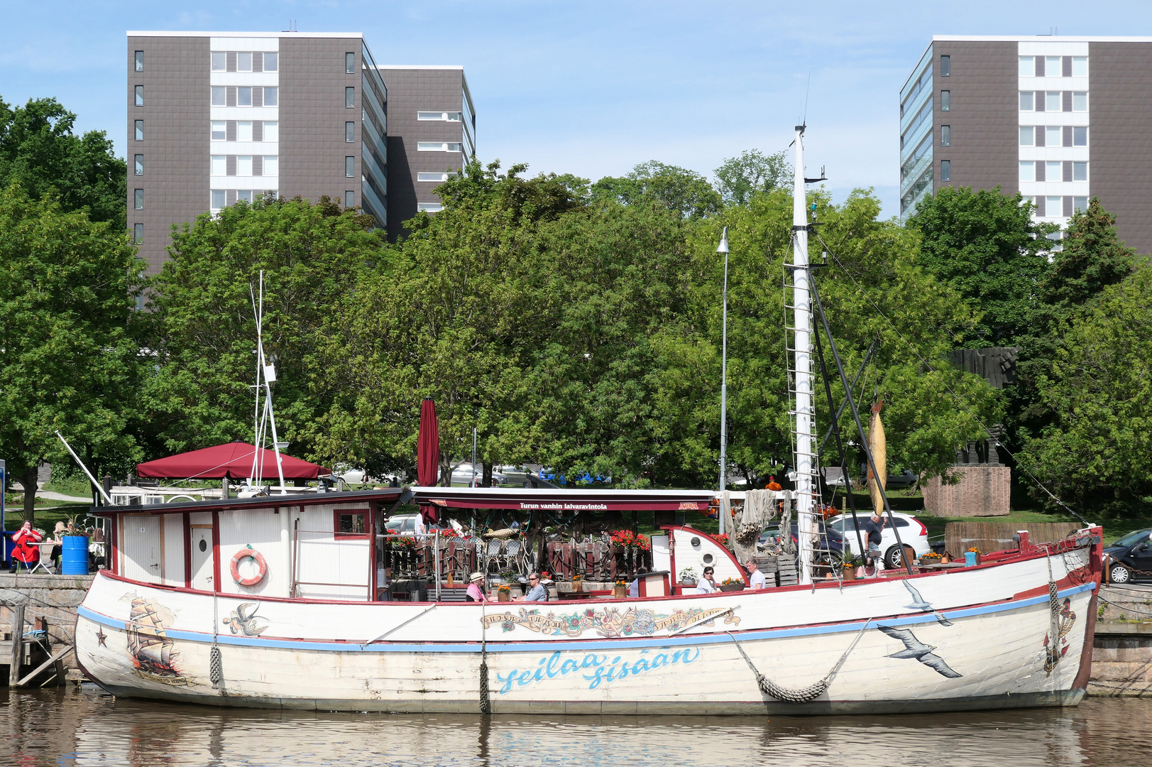 Restaurantschiff im Fluss Aura in Turku/Åbo