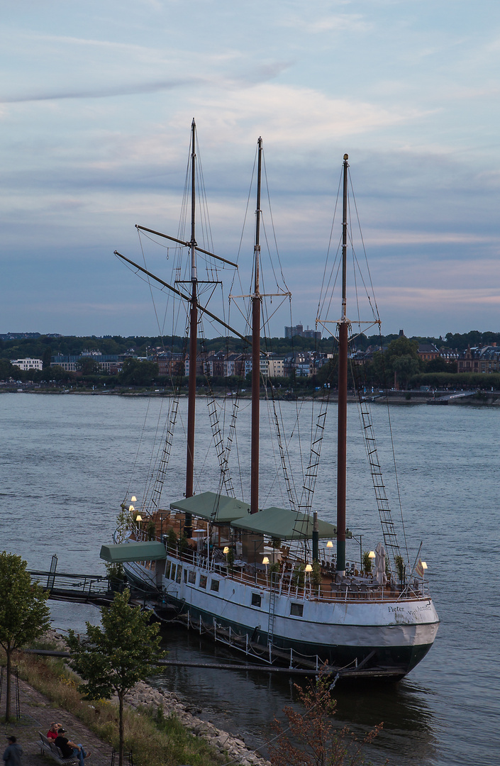 Restaurantschiff in Kastel