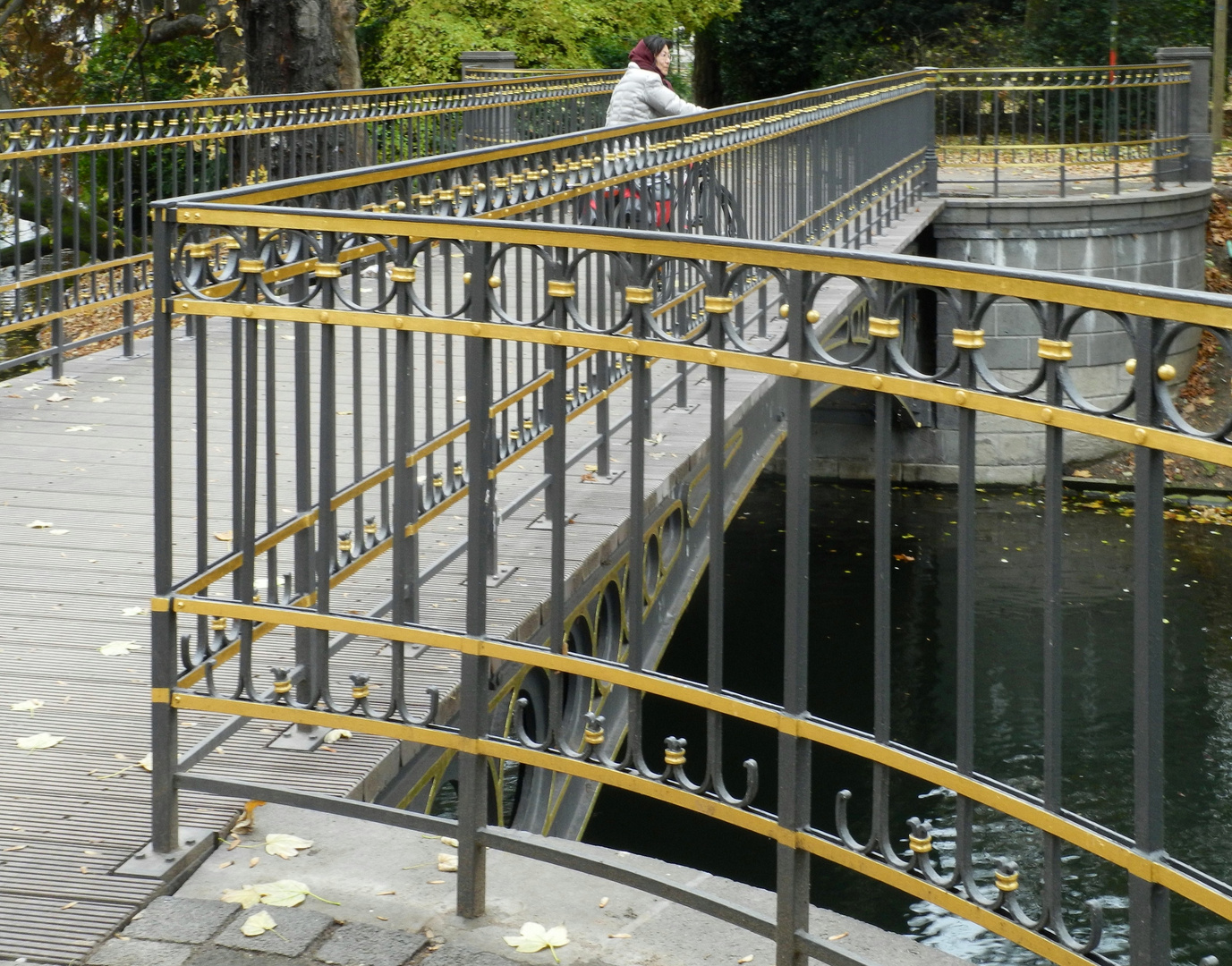 Restaurierte "Goldene Brücke" im Düsseldorfer Hofgarten   