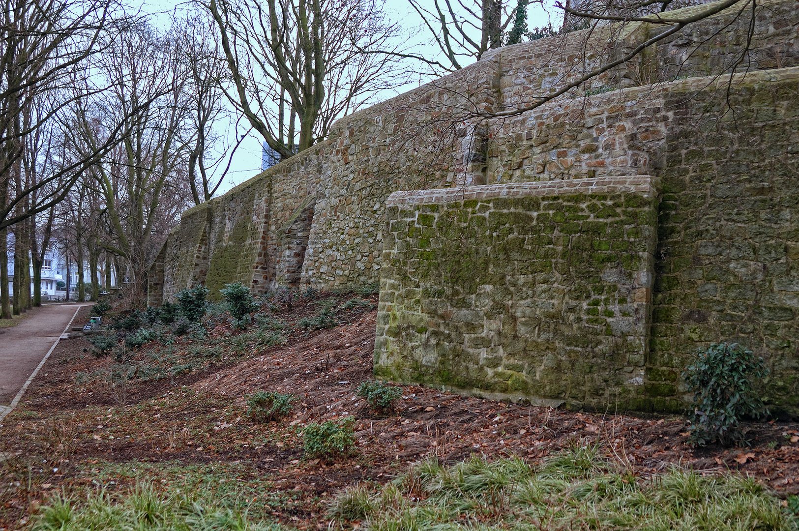 Restaurierte östliche Stadtmauer von Unna (Westfalen) am Ostring