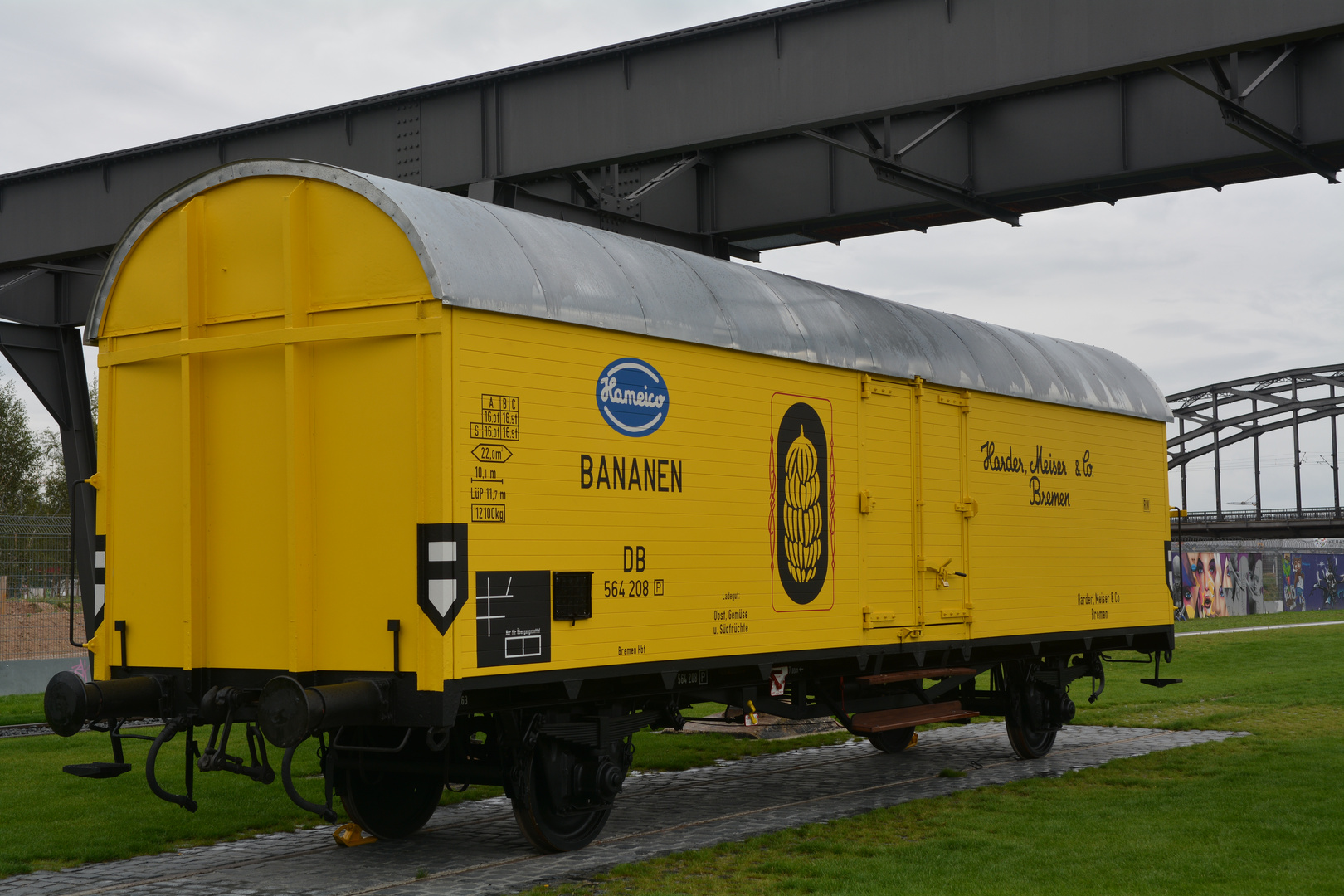 Restaurierter Güterwagen auf der Ruhrorter Werft in Frankfurt