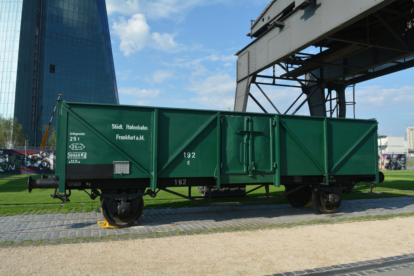 Restaurierter Güterwagen der Hafenbahn auf der Ruhrorter Werft in Frankfurt