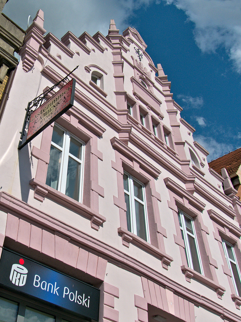 restauriertes Haus am Rathausplatz von Trzebiatów ( Treptow an der Rega) in Polen