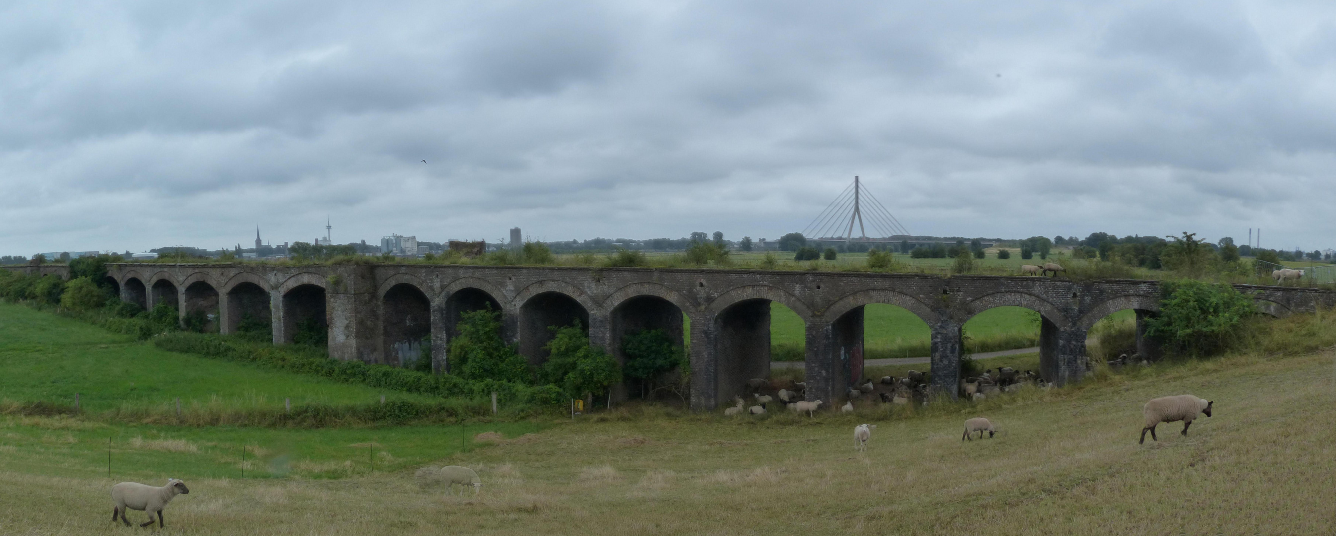 Reste der alten Eisenbahnbrücke bei Wesel