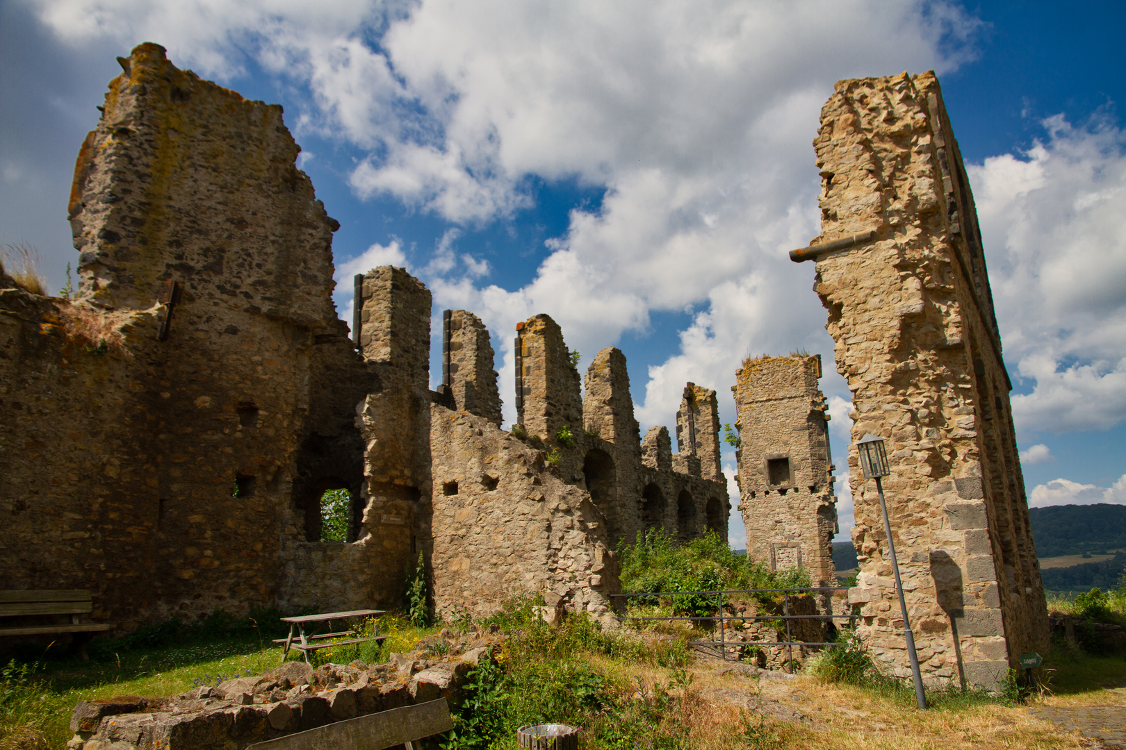 Reste der Burg Olbrück in der Eifel