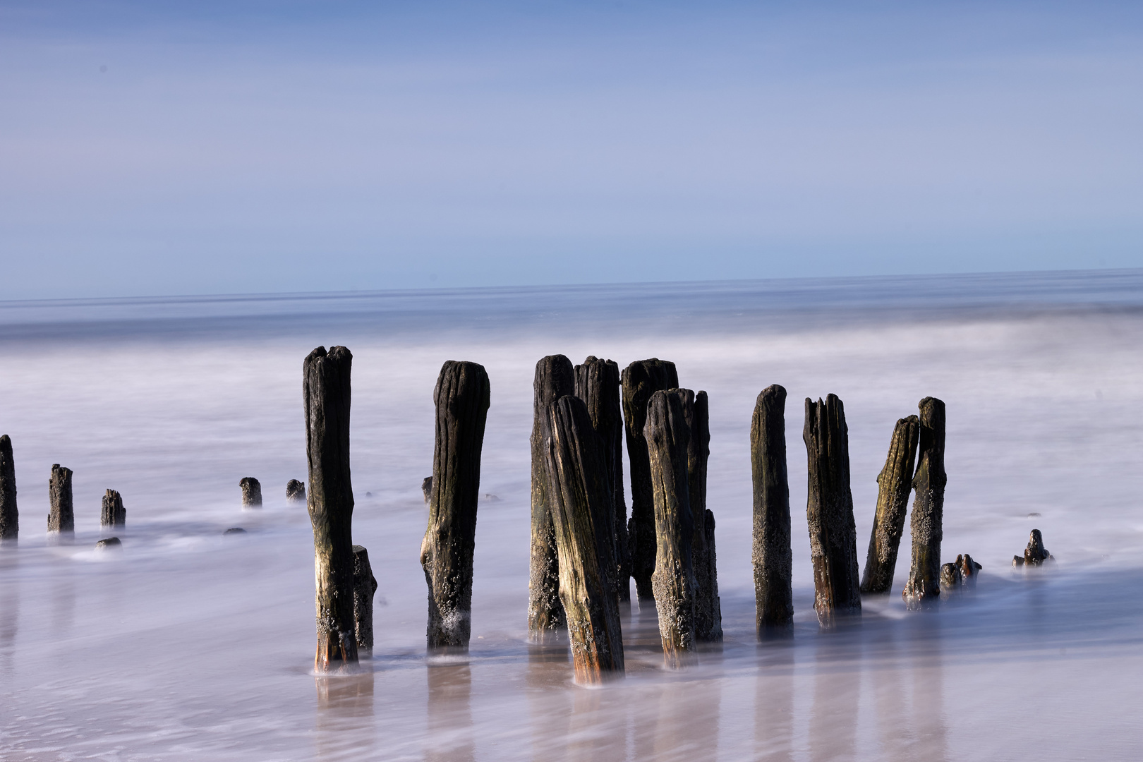 Reste der Holzbuhnen in Rantum/Sylt