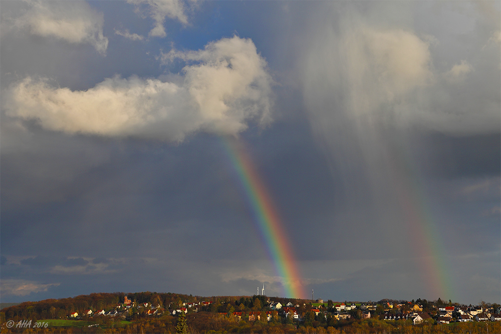 Reste des gestrigen Regenbogens