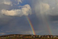 Reste des gestrigen Regenbogens