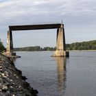Reste einer Rheinbrücke