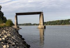 Reste einer Rheinbrücke