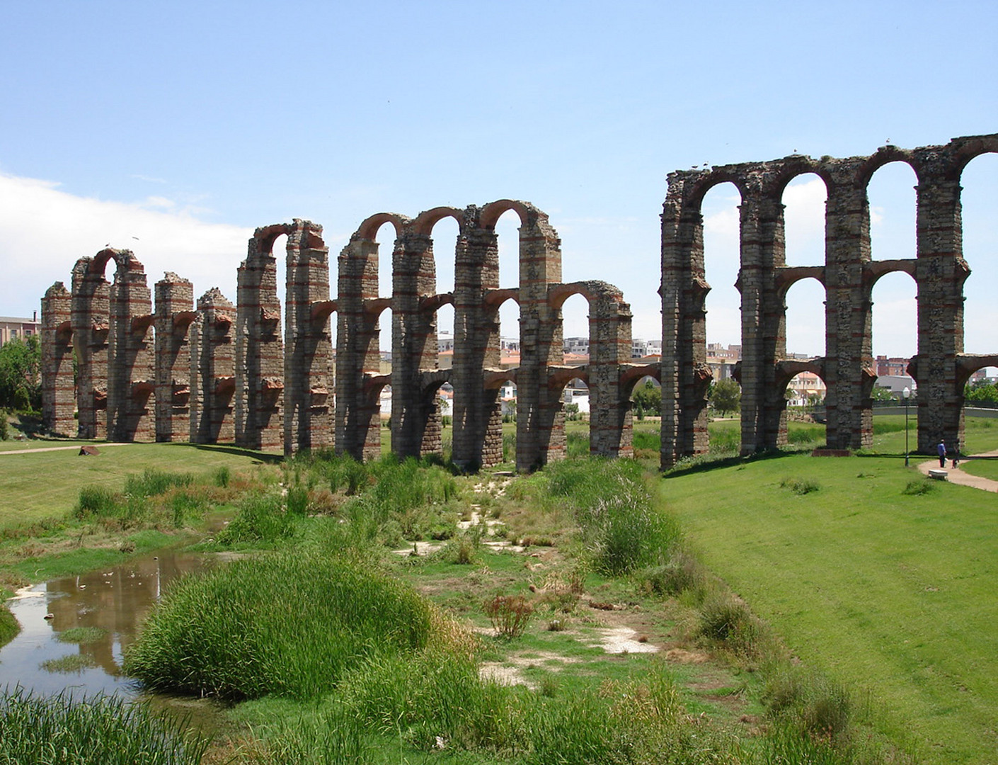 Reste einer römischen Wasserleitung bei Merida/Spanien  n