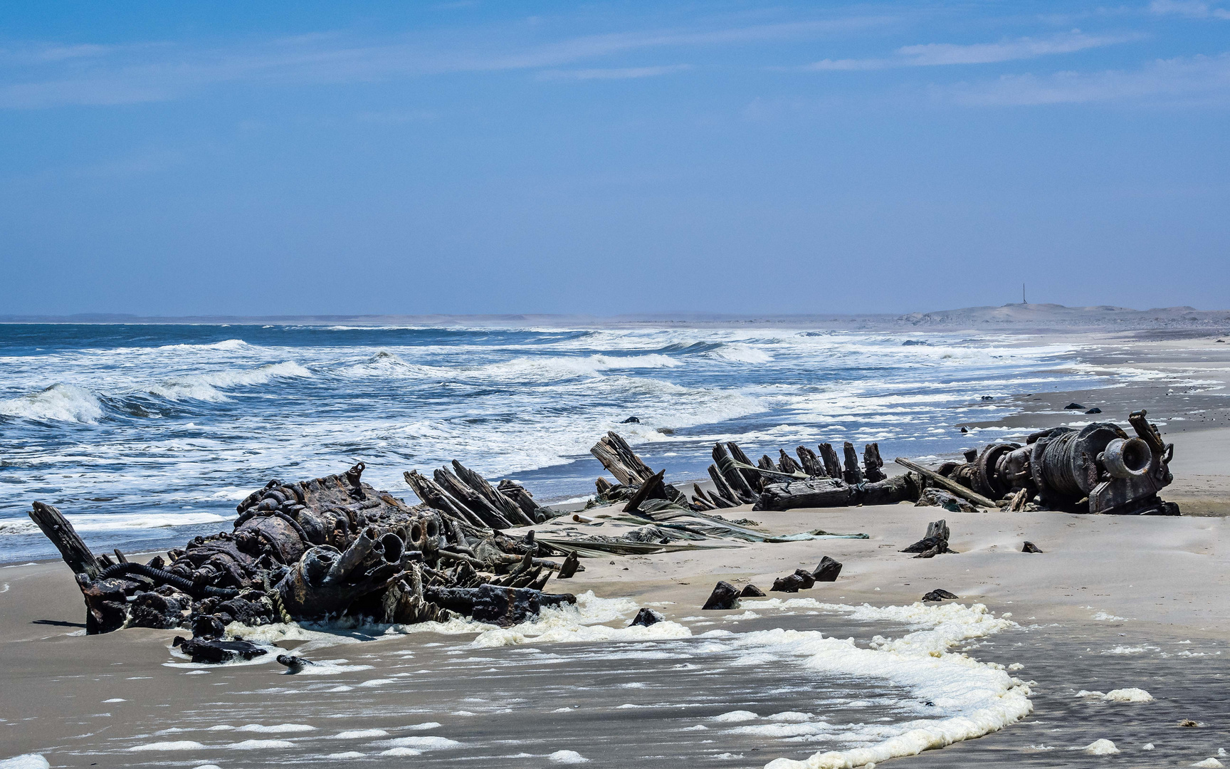 Reste eines Schiffwracks an der Skeleton Coast, Namibia