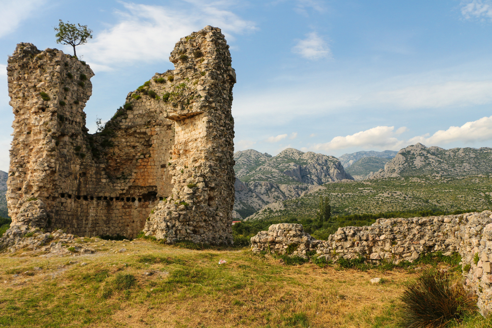 Reste eines Wehrturmes in Starigrad Paklenica