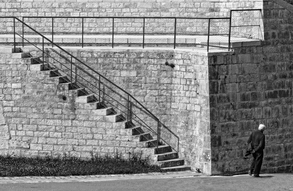 Rester au bas de l'escalier