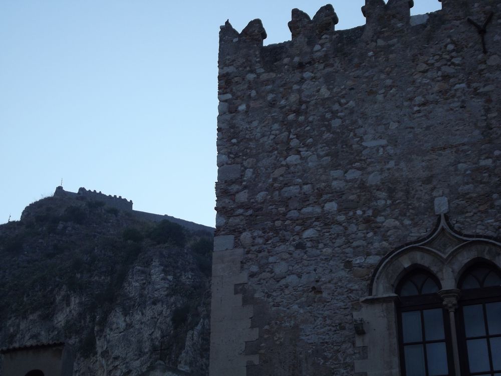 resti di Castello Normanno sullo sfondo..