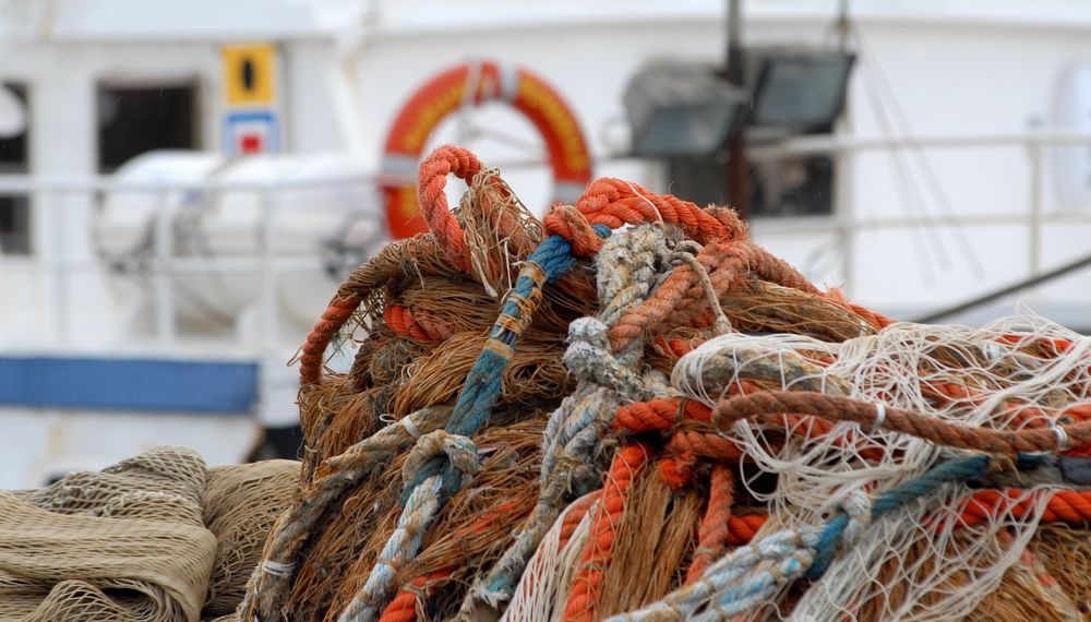 Reti da pesca e colori del porto