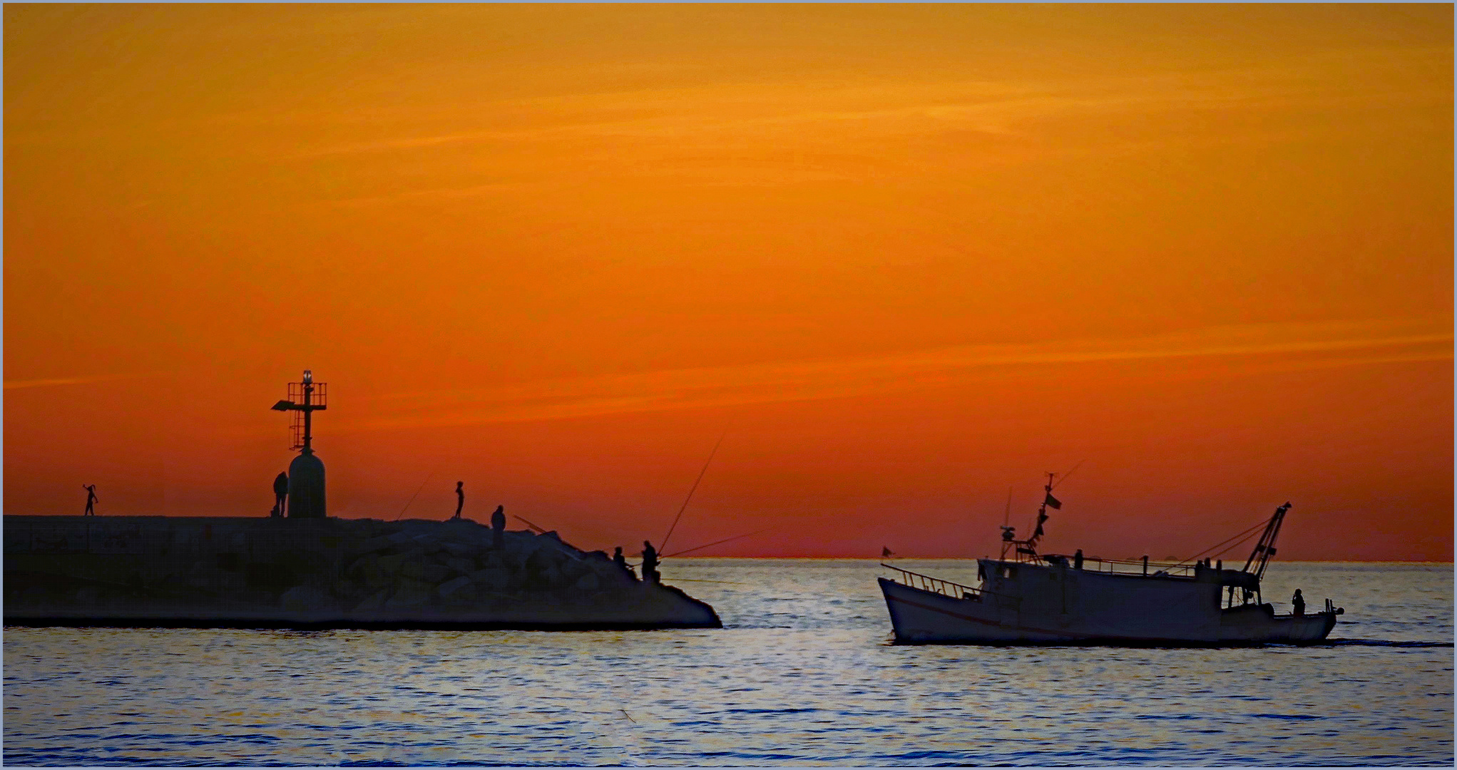 retour de pêche sous un ciel flamboyant...