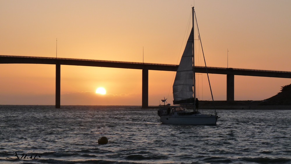 retour des navigateurs sous le couché de soleil