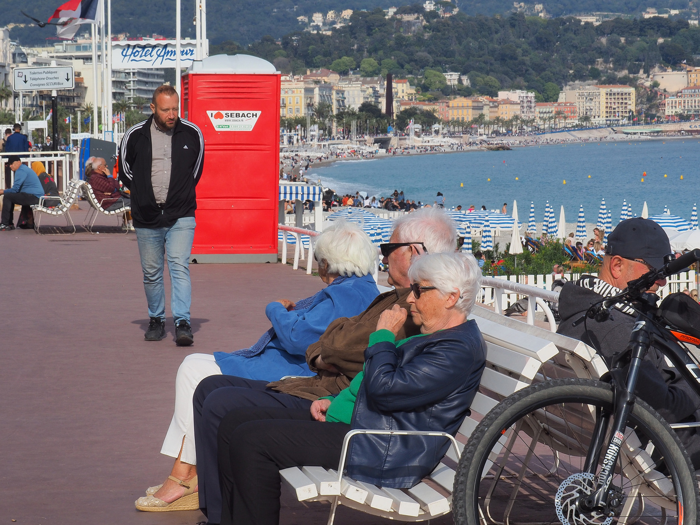 Retraités sur la Promenade des Anglais