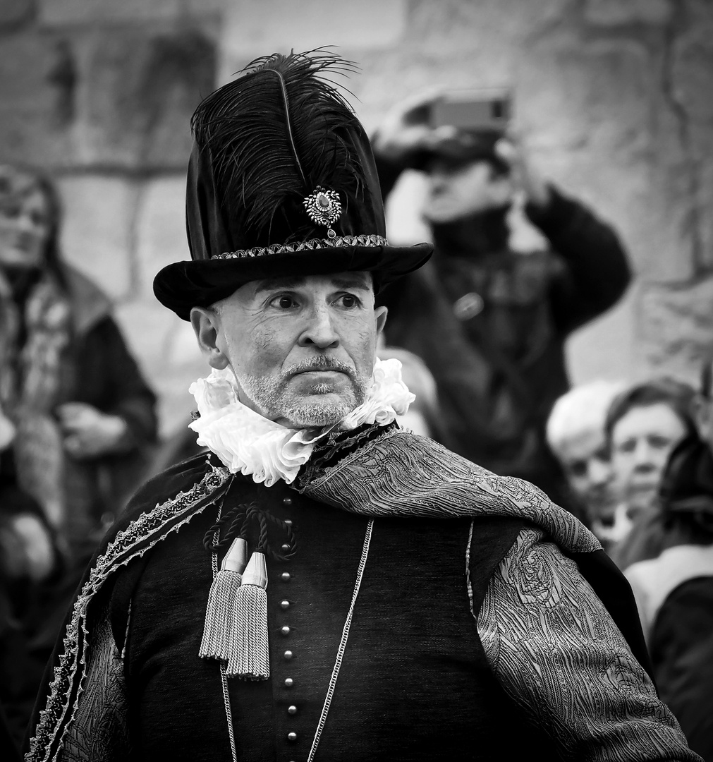 Retrato de un participante en la recreacion de un baile Renacentista en la Plaza Mayor de Zamora