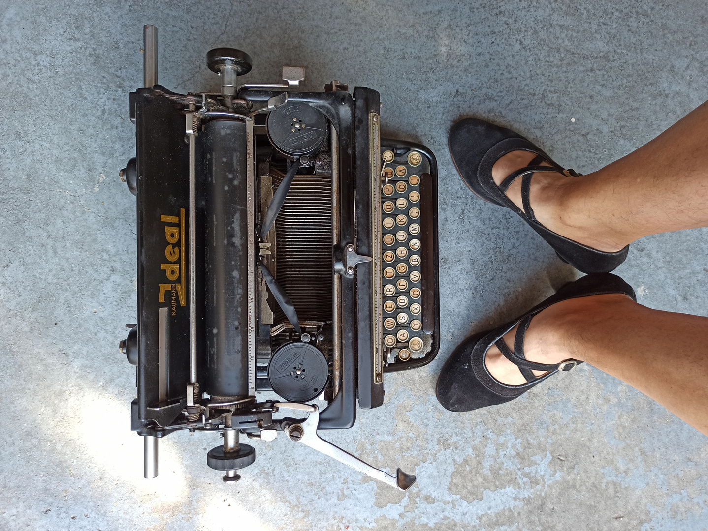 Retro Schreibmaschine und Damen Schuhe