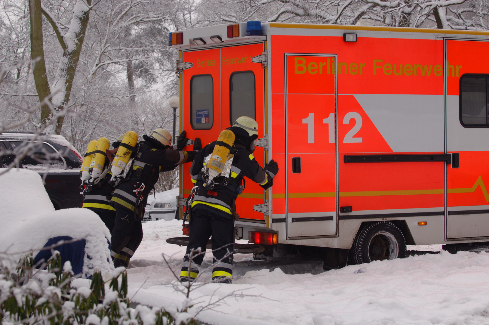 Retter in der Schneeklemme