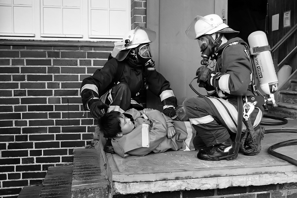 Rettung eines Verletzten bei einer Staubexplosion in einer Mühle.