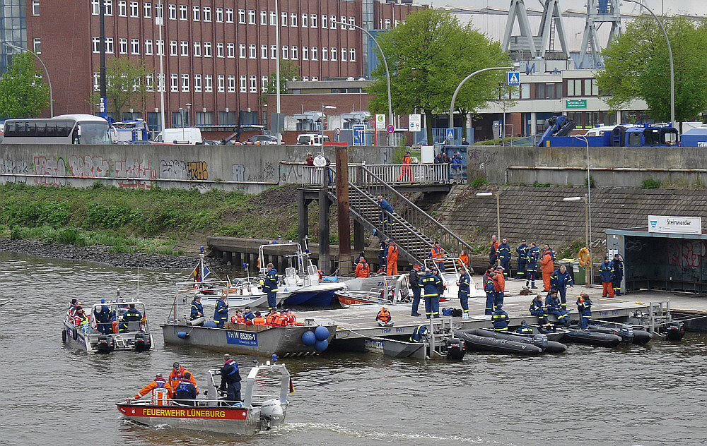 Rettungs - Übung im Hamburger Hafen