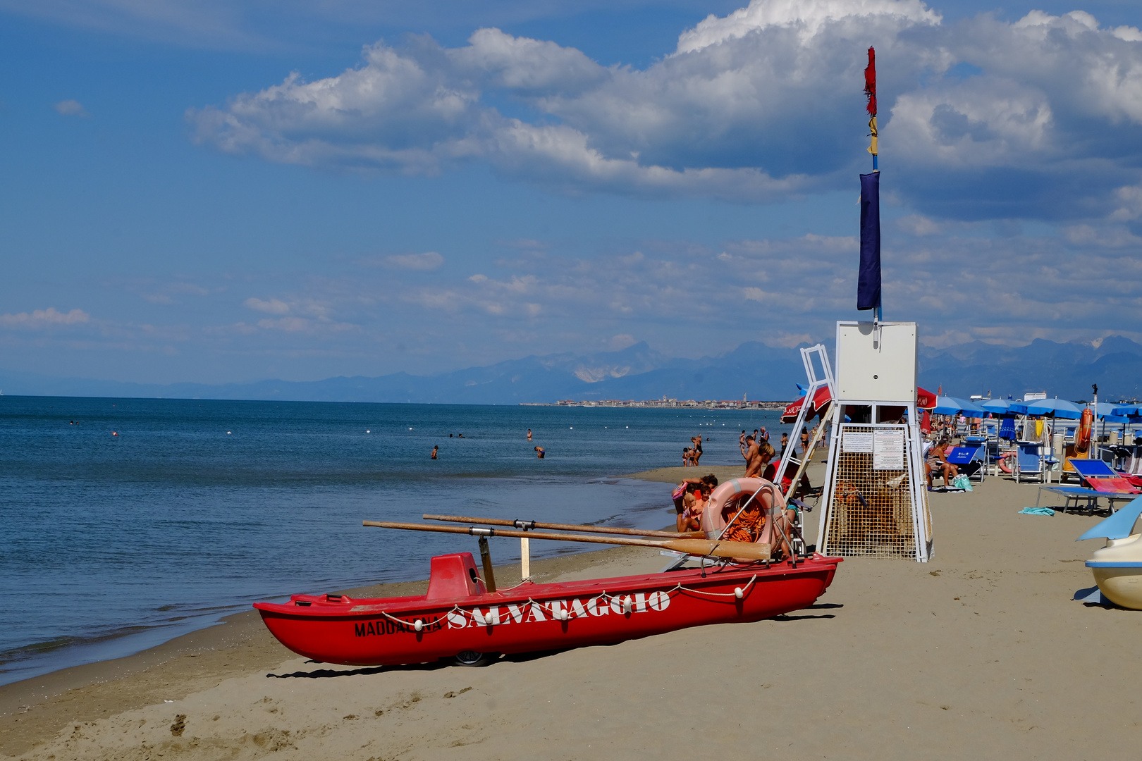 Rettungsboot am Strand von Tirrenia