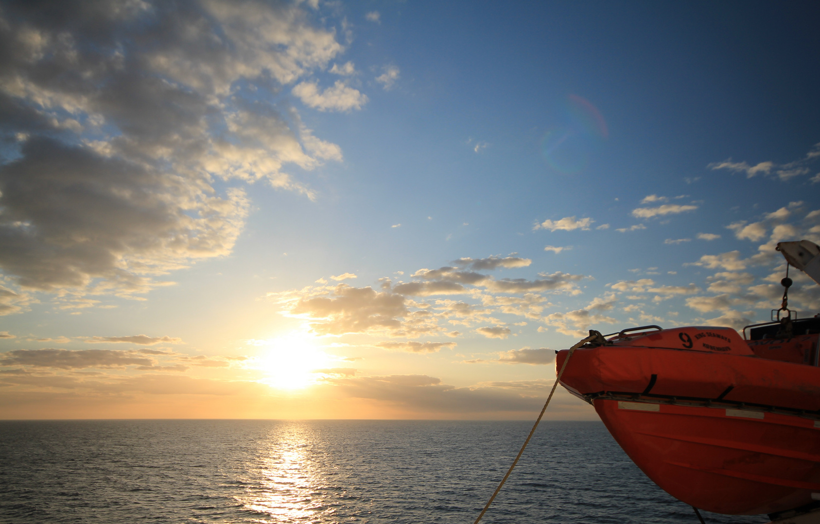 Rettungsboot im Sonnenuntergang
