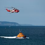 Rettungsboot mit Helikopter