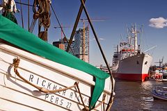 Rettungsboot oder Elbphilharmonie