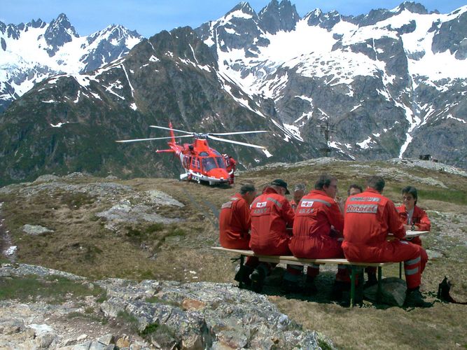 Rettungsdienst am Mittagessen