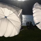 Rettungsfallschirme trocknen im Wind 2